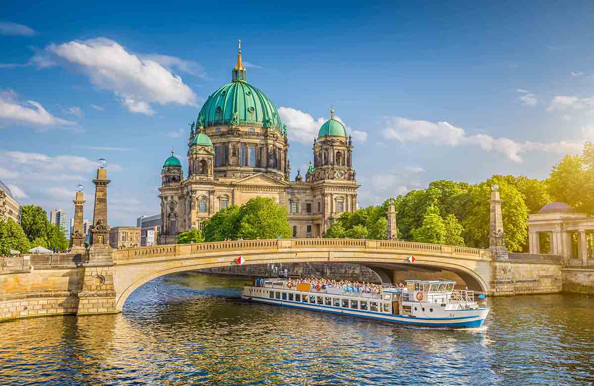 berlin features and tourist attractions