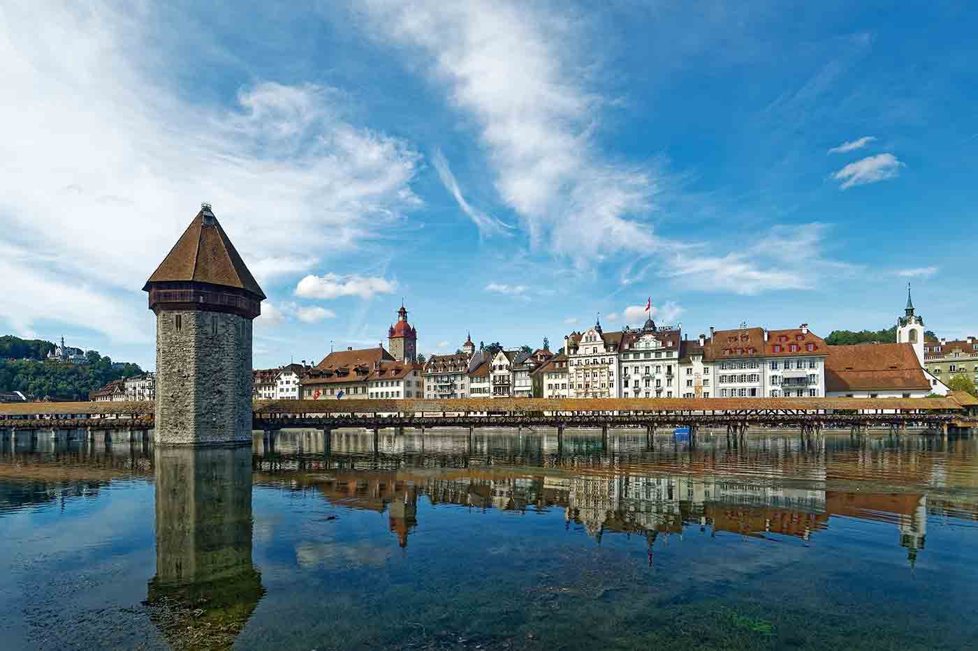 Город натура. Люцерн Швейцария. Chapel Bridge, Lucerne, Switzerland, Швейцария. Город Люцерн шоколадная фабрика. Новый Люцерне театр, люцерна, Швейцария архитектура.