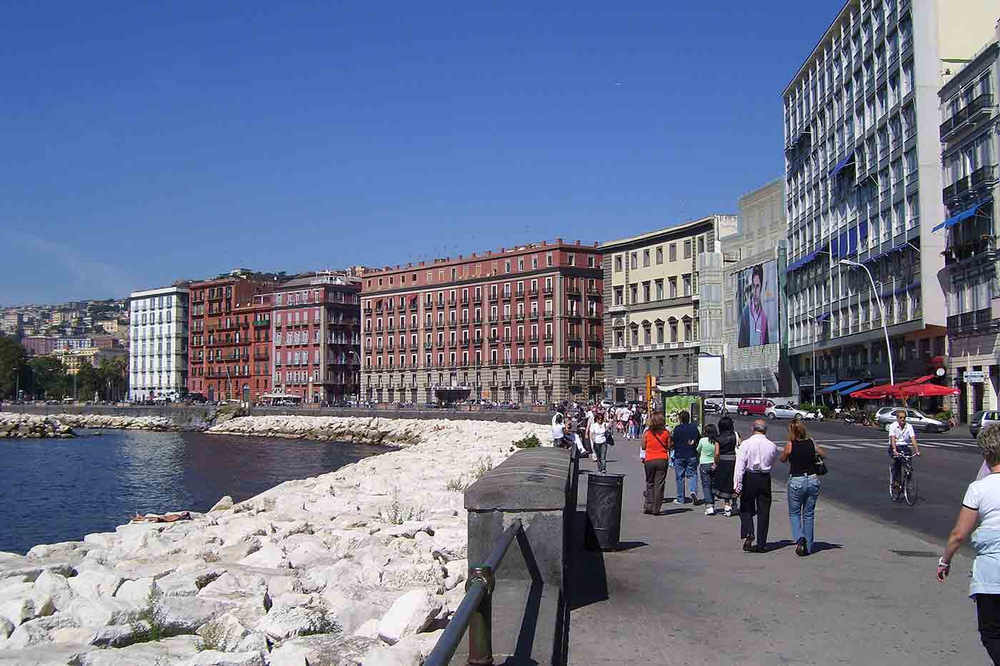 Via Caracciolo e Lungomare